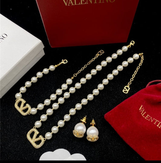 Valentinoset necklace earrings